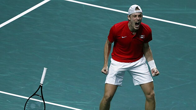 Kanadsk tenista Denis Shapovalov se raduje z vtzstv.