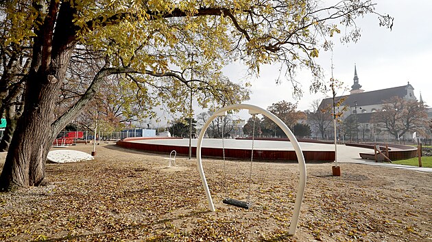 Park na Moravsk�m n�m�st� v Brn� je po dlouho o�ek�van� rekonstrukci.