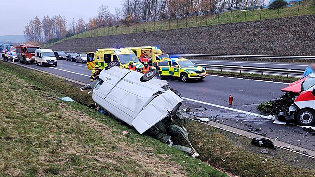 Dopravn nehoda na dlnici D6 u sjezdu na Nov Sedlo na Sokolovsku. (28. listopadu 2022)