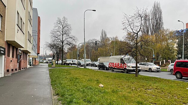 Kolony na Patokov ulici v rann pice. (22. listopadu 2022)