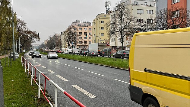Kolony na Patokov ulici v rann pice. (22. listopadu 2022)