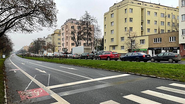 Kolony na Patokov ulici v rann pice. (22. listopadu 2022)