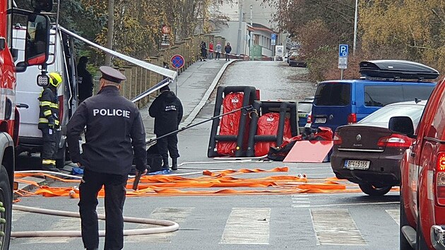 V Praze evakuovali Fakultu tělesné výchovy a sportu Univerzity Karlovy, jeden ze studentů tam přišel ohlásit bombu. (24. listopadu 2022)