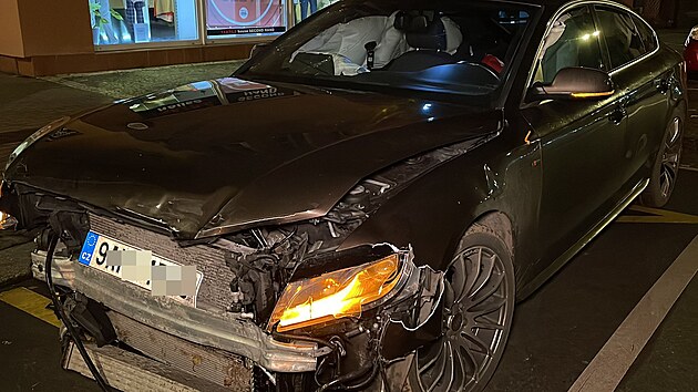 V Praze v Nuselsk ulici idi naboural zaparkovan auta a z msta utekl. Jeho auto blokovalo tra. (25. listopadu 2022)