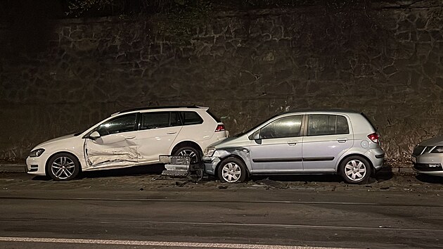 V Praze v Nuselské ulici řidič naboural zaparkovaná auta a z místa utekl. (25. listopadu 2022)