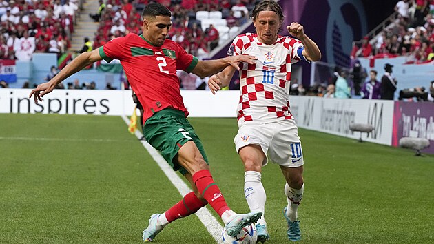 Maro�an A�raf Hakim� a Chorvat Luka Modri� bojuj� o m��.