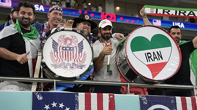 Fanoušci USA a Íránu před začátkem zápasu.