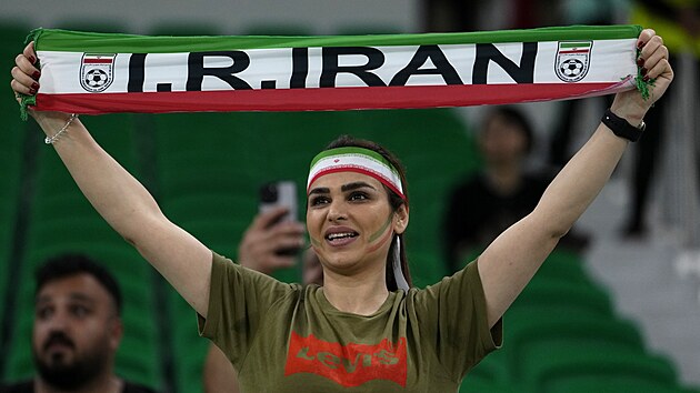 Íránská fanynka před utkáním se Spojenými státy.