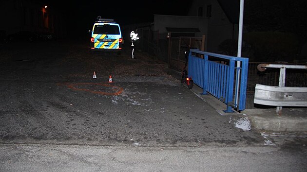 Na Šumpersku opilý muž havaroval na koloběžce. Jeho cestu po silnici zastavilo náledí.