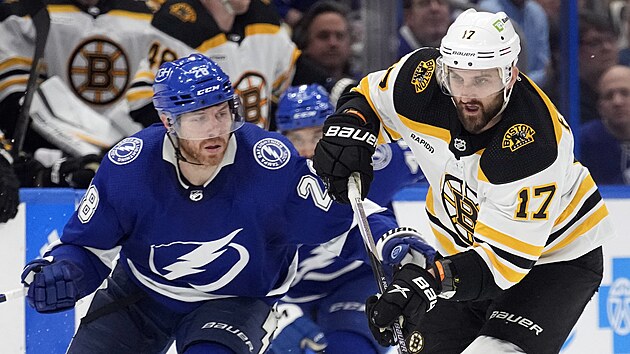 Nick Foligno a Ian Cole v souboji bhem utkn hokejov NHL mezi Bostonem a Tampou.