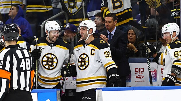 Kapitn Bostonu Patrice Bergeron zskal bhem hokejovho utkn s Tampou tisc bod v NHL.