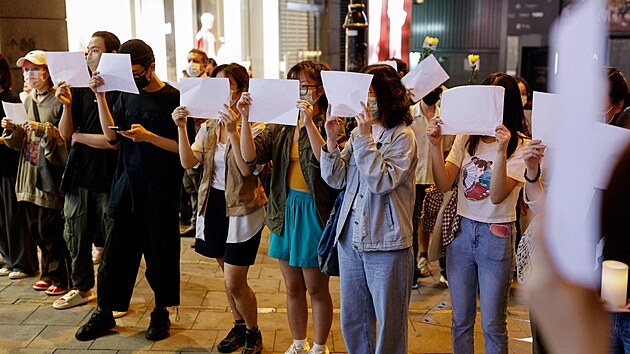 Lid v Hongkongu protestuj proti psnm covidovm opatenm. (27. listopadu 2022)