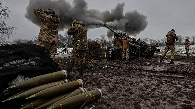 Pslunci ukrajinsk armdy stlej z houfnice M777 na frontov linii v Donck oblasti. (23. listopadu 2022)