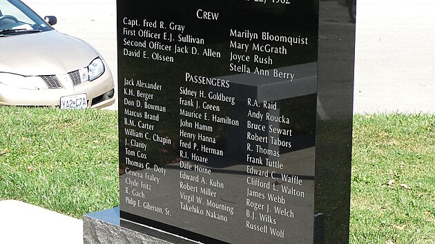 Památník obětem letu COA 11 vztyčený v roce 2010