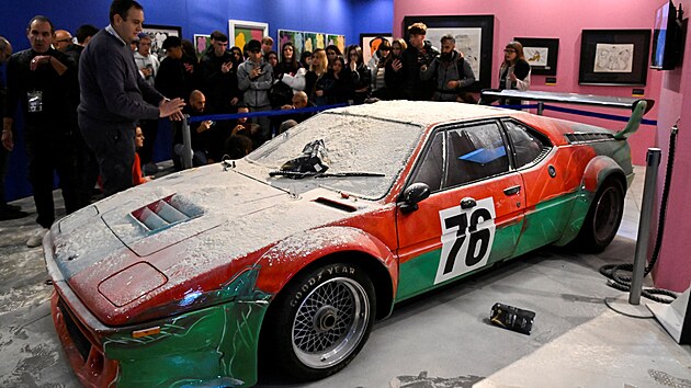 Klimatit aktivist posypali v Miln moukou ikonick BMW M1, kter poslouilo jako pltno slavnmu popartovmu umlci Andy Warholovi.