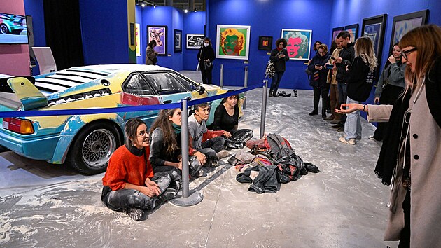 Klimatit aktivist posypali v Miln moukou ikonick BMW M1, kter poslouilo jako pltno slavnmu popartovmu umlci Andy Warholovi.