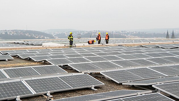 Na střeše Kongresového centra roste fotovoltaika velká jako fotbalové hřiště