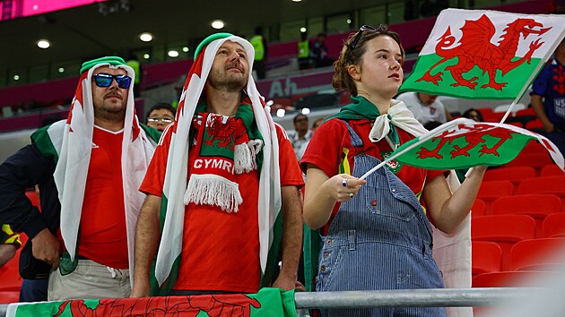 Vel��t� fanou�ci p�ed z�pasem se Spojen�mi st�ty.