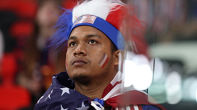 Americk� fanou�ek p�ed soubojem s Walesem