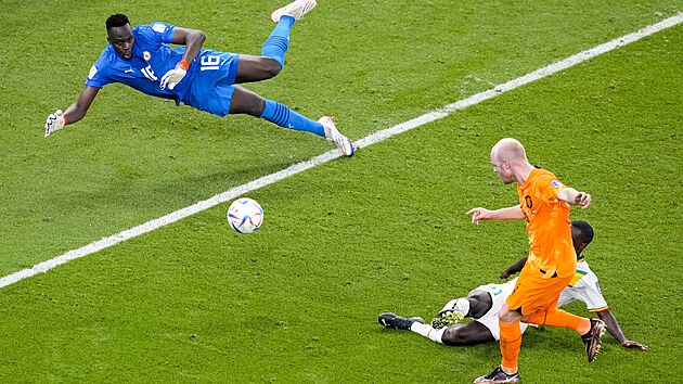 Nizozemsk zlonk Davy Klaassen stl gl branki douardu Mendymu ze Senegalu.