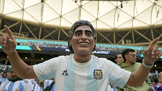 Argentinsk fanouek v masce Diega Maradony ped utknm proti Sadsk Arbii