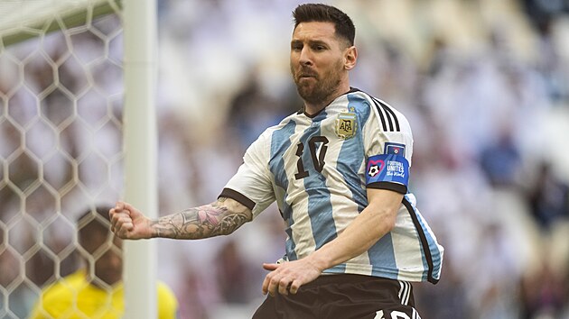 Argentinský útoník Lionel Messi oslavuje svj gól z pokutového kopu v utkání...