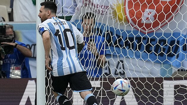 Lionel Messi proměňuje pokutový kop v utkání proti Saúdské Arábii.