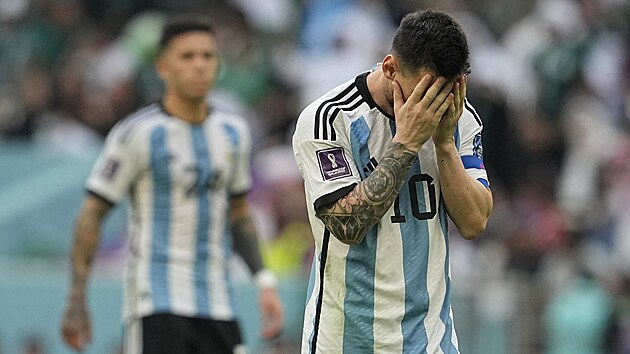 Argentinsk tonk Lionel Messi s hlavou v dlanch po nepromnn anci v utkn proti Sadsk Arbii