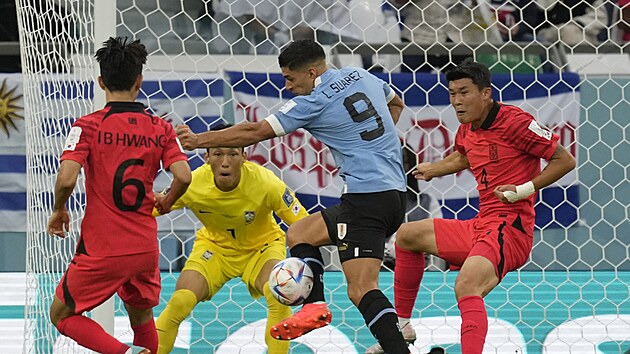 Uruguaysk tonk Luis Surez se tla do ance v utkn proti Koreji.