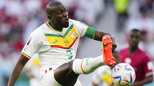 Senegalsk� stoper Kalidou Koulibaly p�l� na br�nu Kataru.