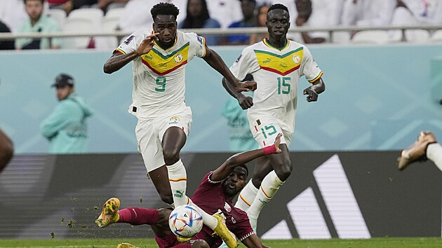 Katarsk� obr�nce Ism��l Muhammad (na zemi) se ve skluzu sna�� zastavit...