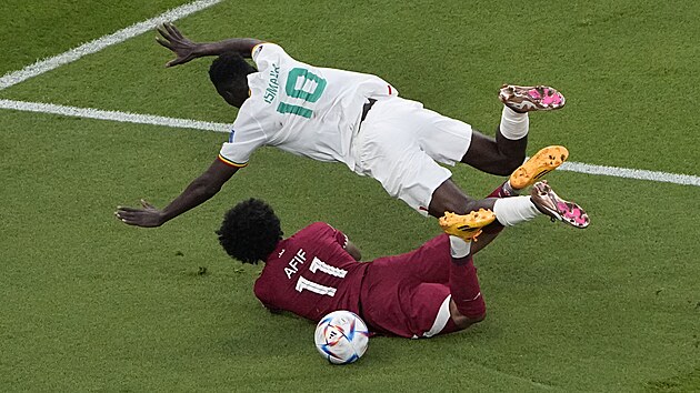 Katarsk� �to�n�k Akr�m Af�f a Ismaila Sar ze Senegalu v p�du po vz�jemn�m...