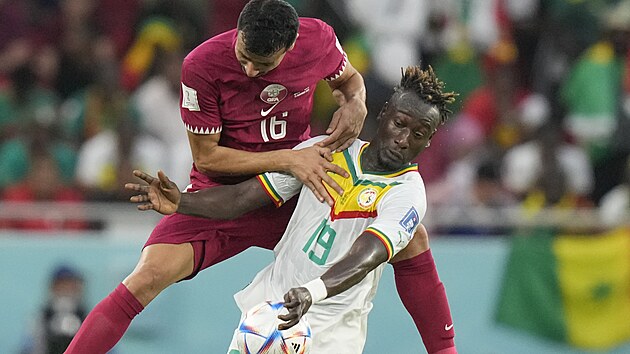 Senegalsk� �to�n�k Famara Di�dhiou (vlevo) v souboji s B�alimem Ch�ch�m z Kataru