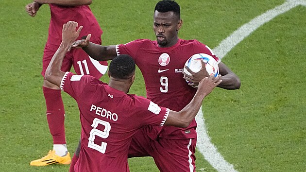 Katarsk� �to�n�k Muhammad Muntar� (s ��slem 9) oslavuje se spoluhr��i sv�j g�l...