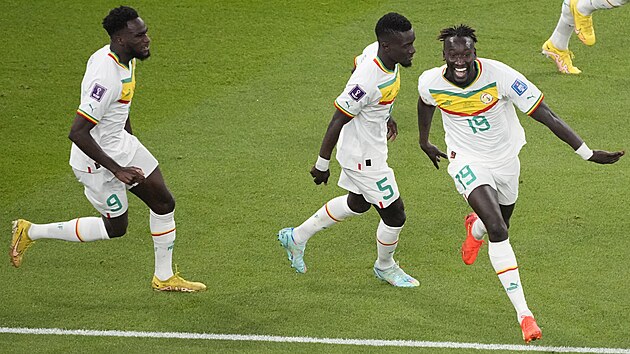 Senegal�t� fotbalist� se raduj� z g�lu, kter� vst�elil Famara Di�dhiou (s...