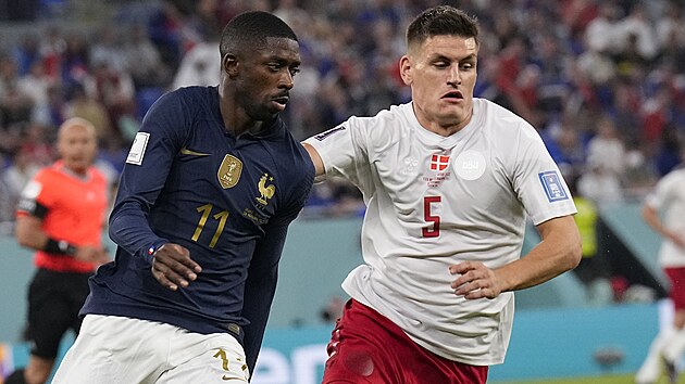 Francouzsk� �to�n�k Ousmane Demb�l� (vlevo) se sna�� ut�ct s m��em Joakimu...