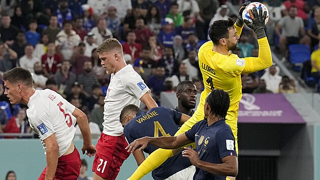 Francouzsk� g�lman Hugo Lloris sb�r� m�� v utk�n� proti D�nsku.