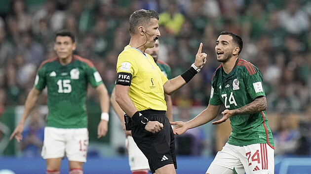 Mexick� z�lo�n�k Luis Ch�vez diskutuje v utk�n� proti Argentin� s rozhod��m...