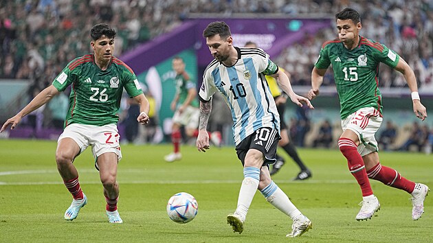 Argentinsk� �to�n�k Lionel Messi vede m�� v utk�n� proti Mexiku.