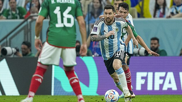 Argentinský útočník Lionel Messi vede míč v utkání proti Mexiku.