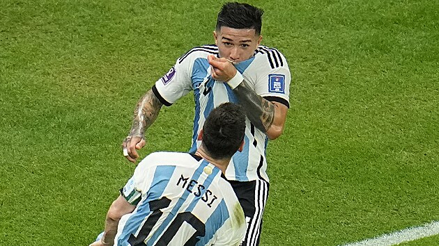 Argentinský záložník Enzo Fernández se spolu s Lionelem Messim raduje ze svého gólu proti Mexiku.