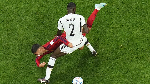 N�meck� obr�nce Antonio R�diger zastavuje Ferrana Torrese ze �pan�lska.