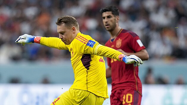 N�meck� brank�� Manuel Neuer odkop�v� m�� p�ed Markem Asensiem ze �pan�lska.