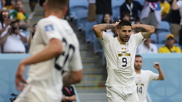 Srbsk� �to�n�k Aleksandar Mitrovi� lituje sv� st�ely, kter� v utk�n� proti...