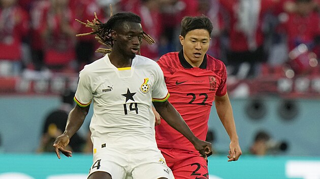 Ghansk� obr�nce Gideon Mensah (vlevo) vede m�� p�ed Kwonem �chang-hunem z...