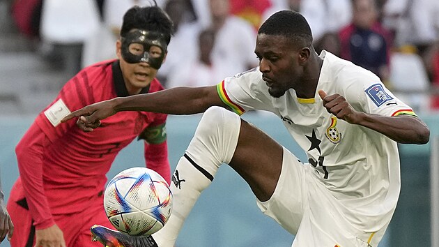 Ghansk� z�lo�n�k Salis Abdul Samed (vpravo) si zpracov�v� m�� p�ed Sonem...