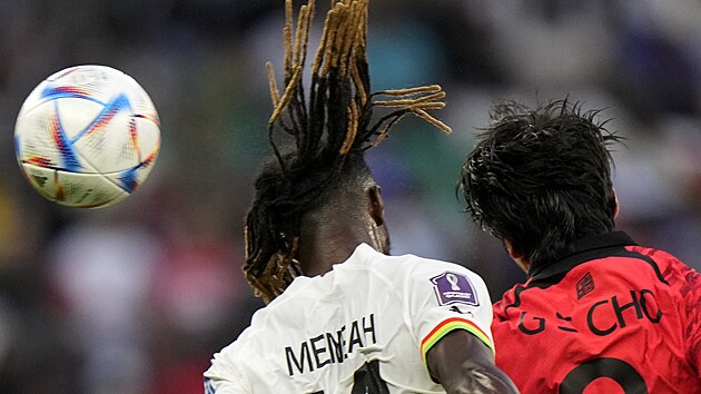 Ghansk� obr�nce Gideon Mensah (vlevo) v hlavi�kov�m souboji s �o Ku-songem z...