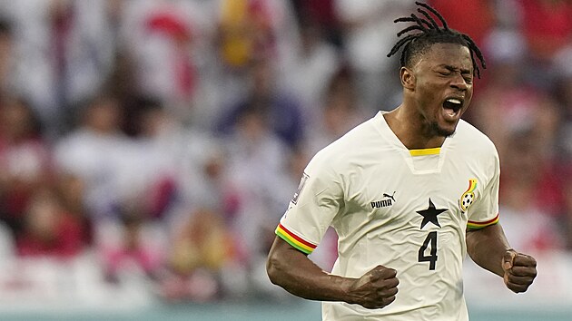 Ghansk� obr�nce Mohammed Salisu se raduje ze sv�ho g�lu proti Koreji.