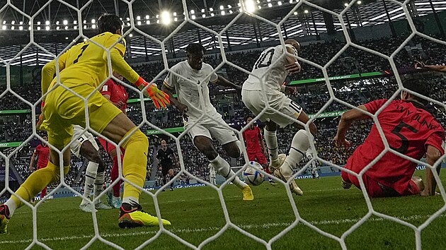 Ghansk� obr�nce Mohammed Salisu st��l� g�l brank��i Kimu Sung-kjuovi z Koreje.