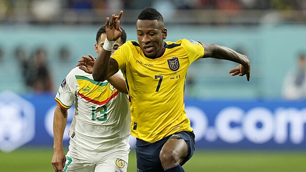 Ekv�dorsk� obr�nce Pervis Estupi��n (vpravo) vede m�� p�ed Ismailem Jacobsem ze...